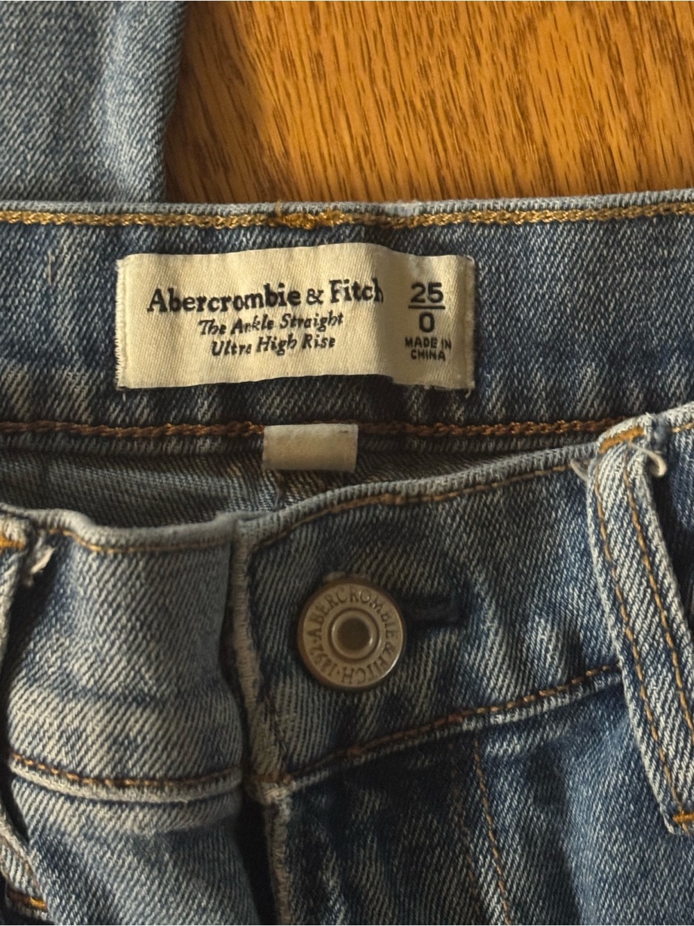 Abercrombie & Fitch Light Wash Denim Ankle Straight Jeans
Curve Love